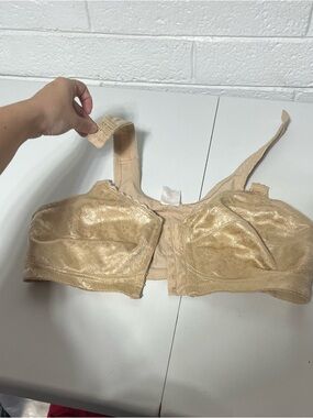 Breezies Front Strap Closure Wireless Full Coverage Shiny Full Coverage Bra 36D